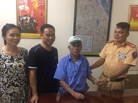 Với sự giúp đỡ của CSGT TP Hà Nội, ông Vũ Huy Tường đã tìm được người thân.